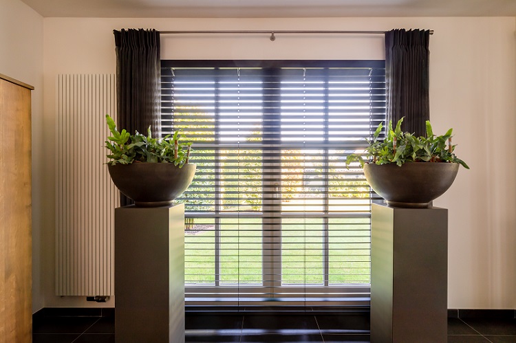 Raamdecoratie van jaloezieën en gordijnen