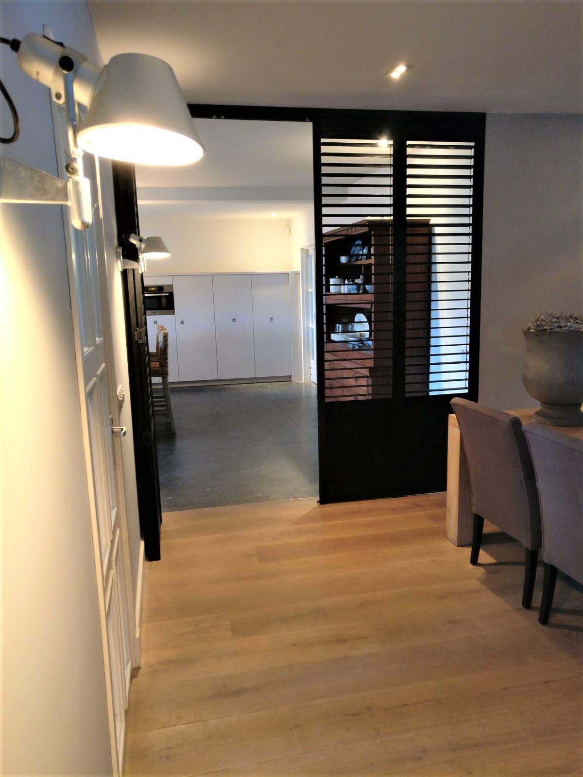 Roomdivider met shutters in de woonkamer