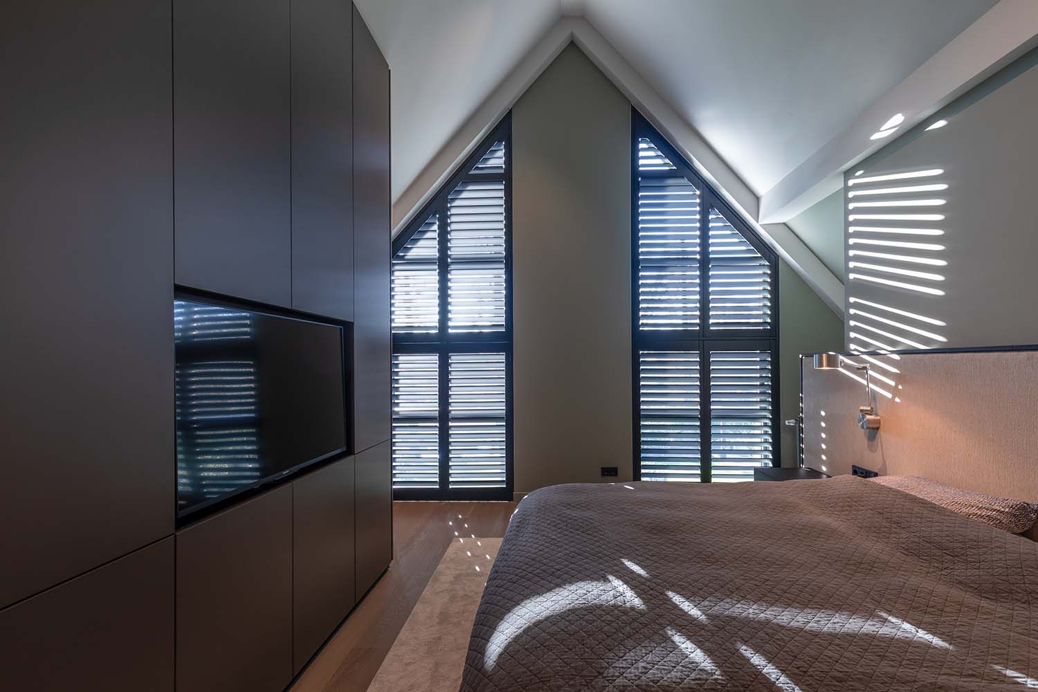 shutters voor hoge schuine ramen in de slaapkamer